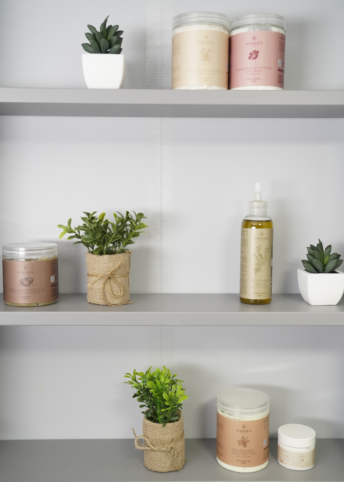 étagère avec des produits cosmétiques naturels