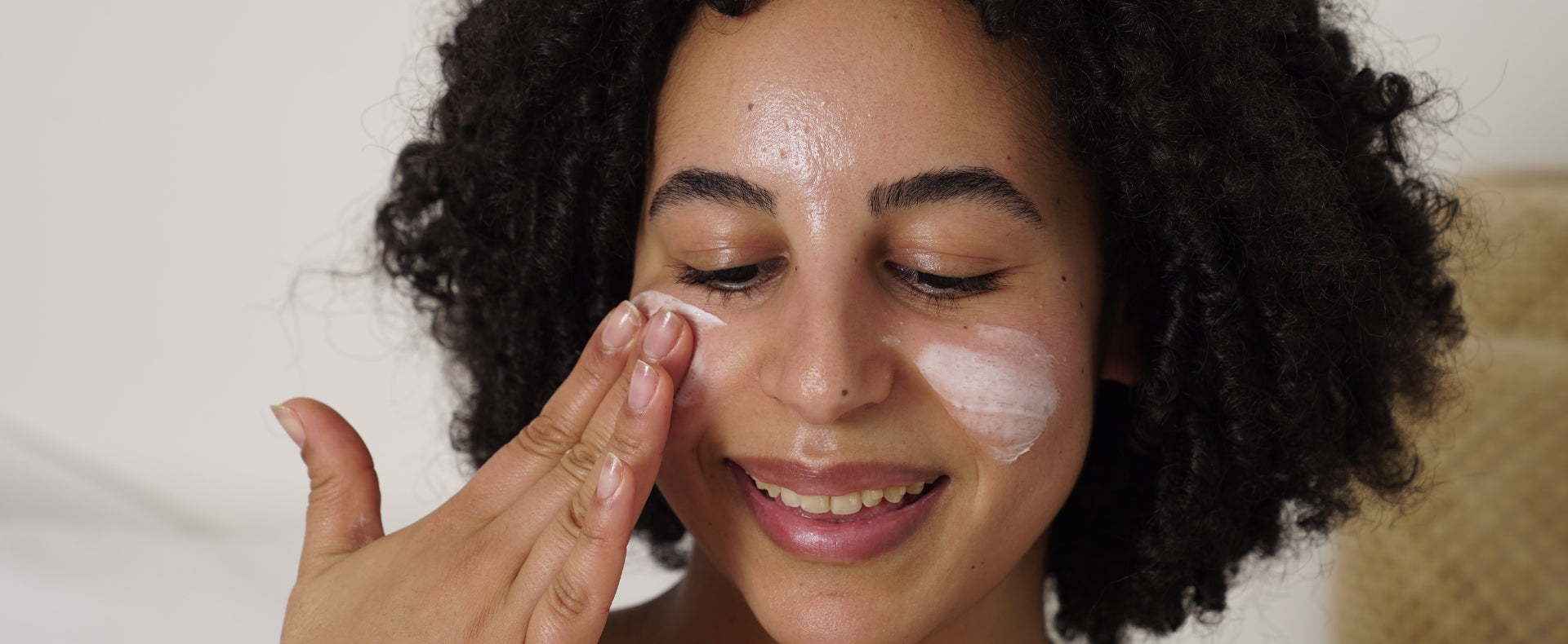 femme utilisant un soin de visage