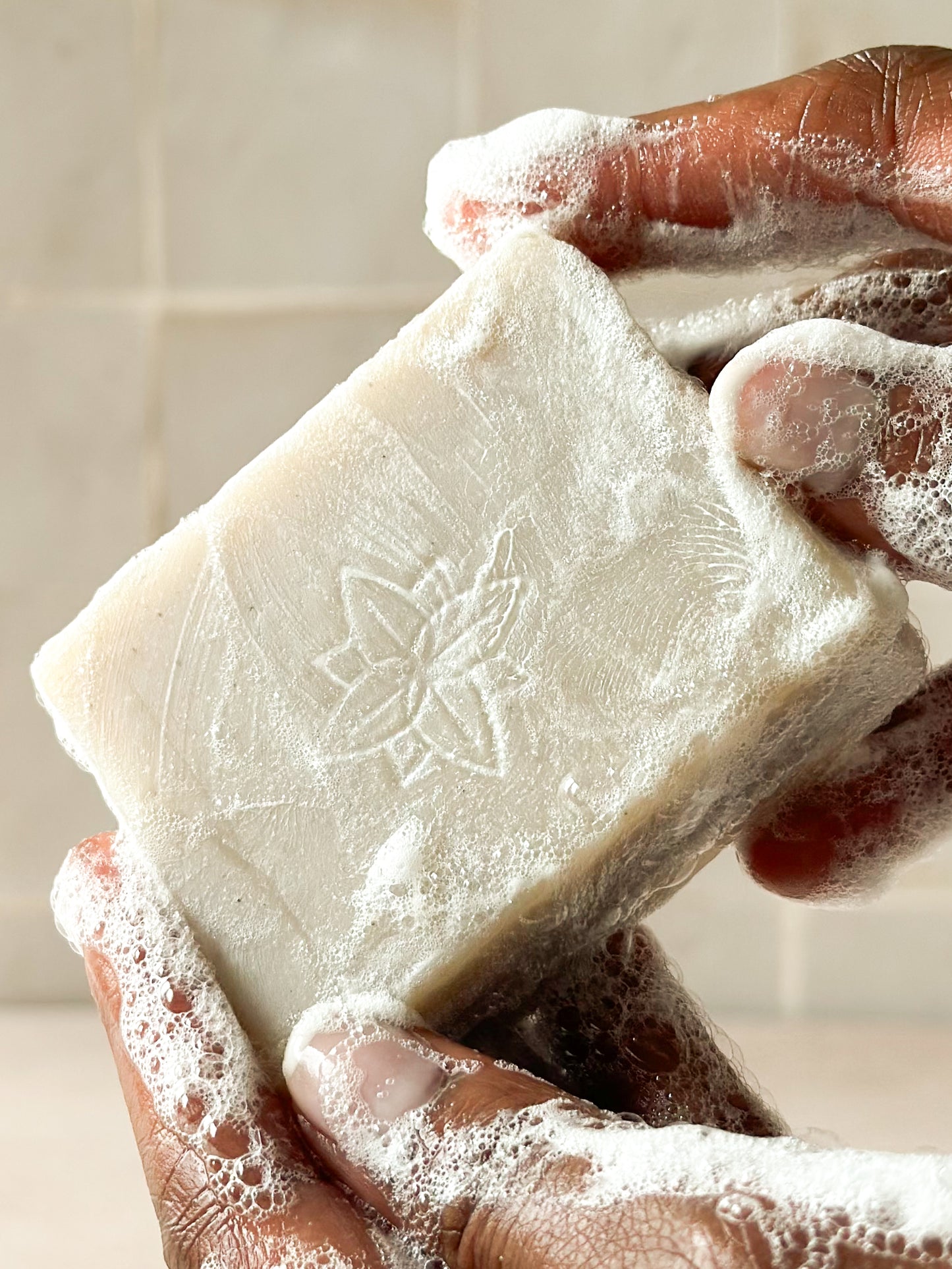 Koudgeperste zeep met extra vet, verrijkt met sheaboter, sesamolie en baobabolie.