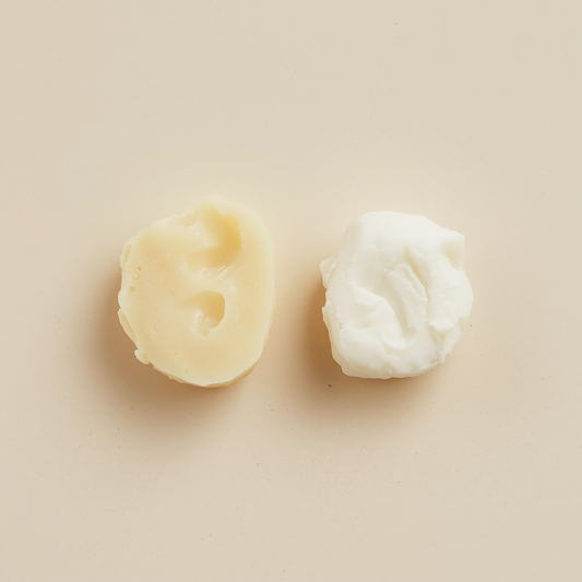 Beurre de karité raffiné vs beurre de karité non raffiné : Comprendre les différences et choisir le meilleur pour vos soins cosmétiques